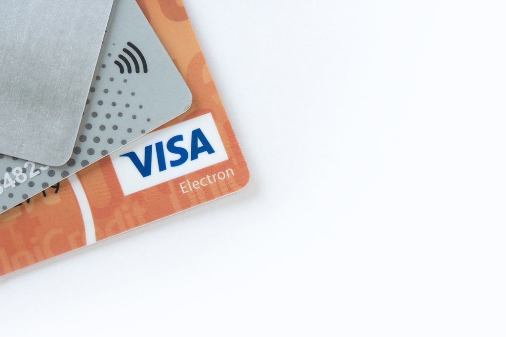 Cách làm thẻ visa online? Dùng thẻ visa có mất phí hàng tháng không?